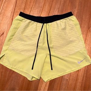 Nike Running Shorts 5” inseam w/underwear liner w/ 4 pockets including 1 zipper